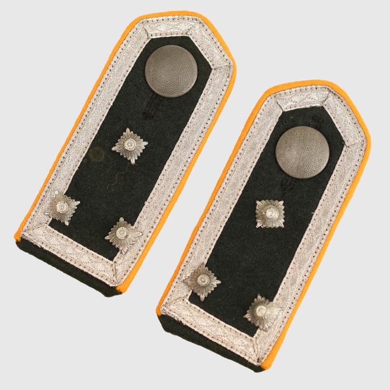 GERMAN WWII ARMY CAVALRY EARLY SHOULDER BOARDS.