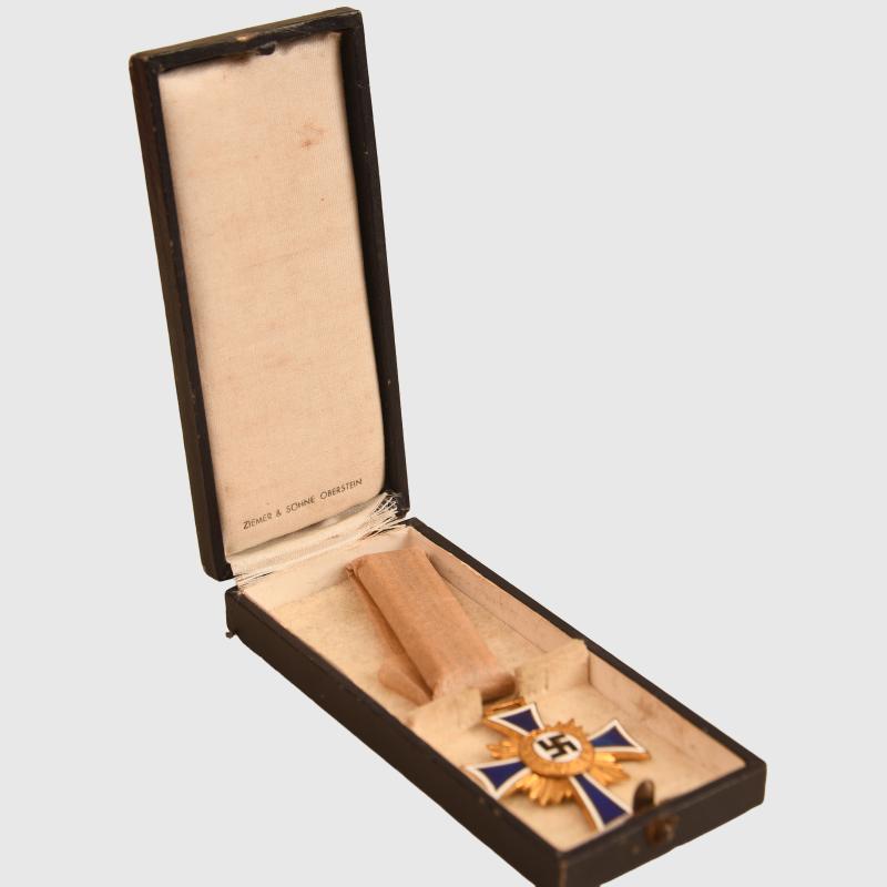 GERMAN WWII MOTHERS CROSS IN GOLD. CASED.