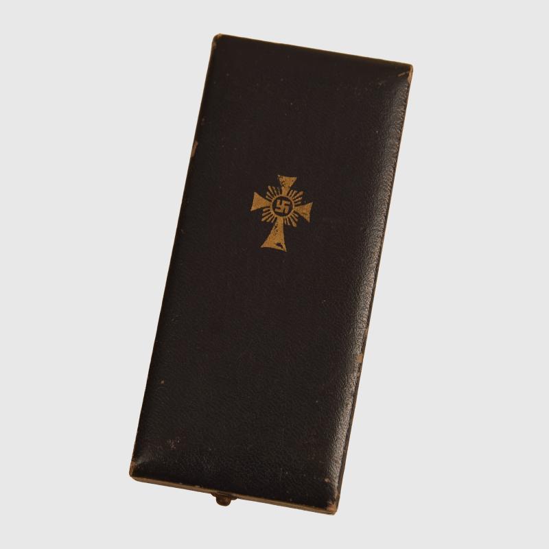 GERMAN WWII MOTHERS CROSS IN GOLD. CASED.