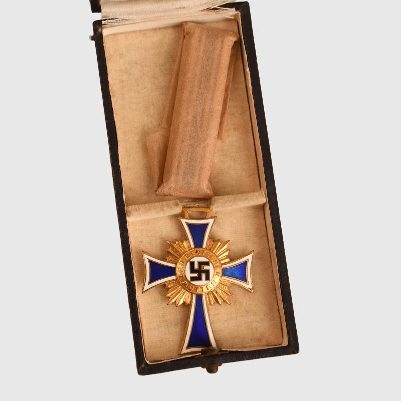 GERMAN WWII MOTHERS CROSS IN GOLD. CASED.