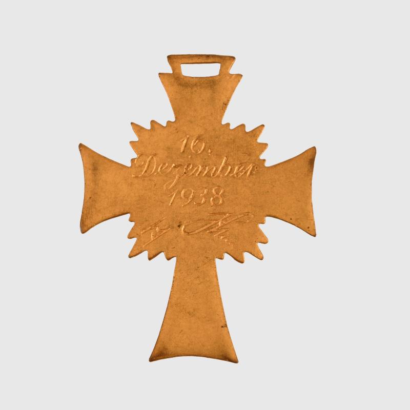 GERMAN WWII MOTHERS CROSS IN GOLD. CASED.