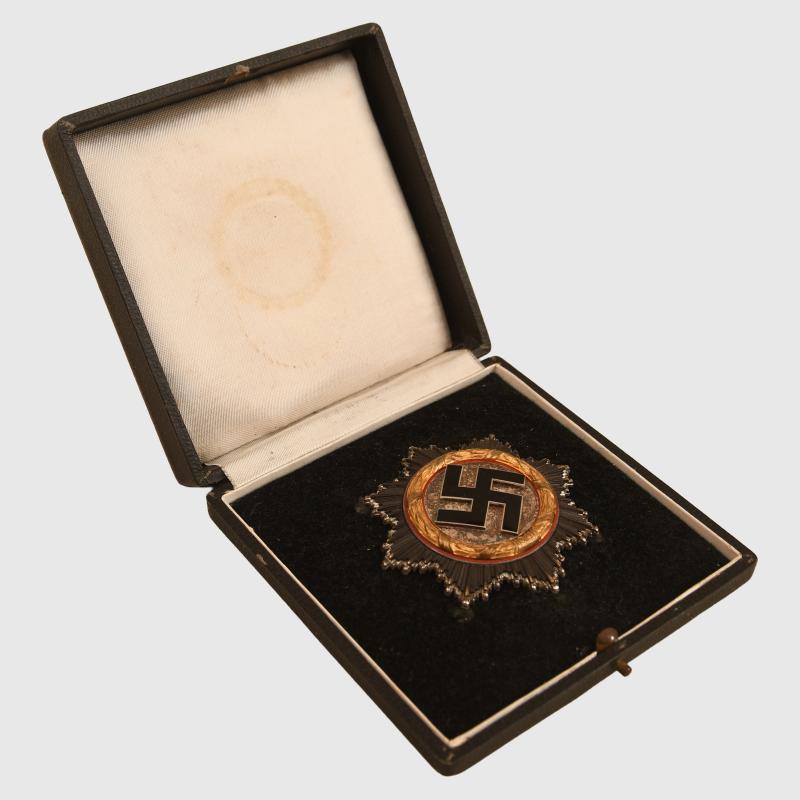 GERMAN WWII GERMAN CROSS IN GOLD. CASED.