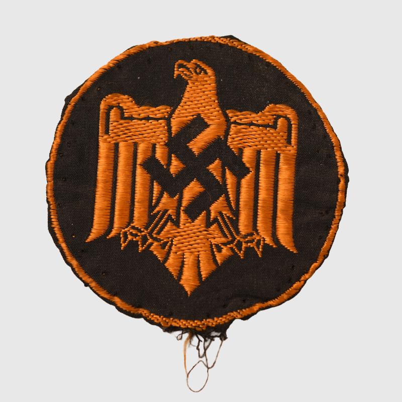 GERMAN WWII NATIONAL SPORTS ASSOCIATION VEST BADGE WITH UNUSUAL MAKER.