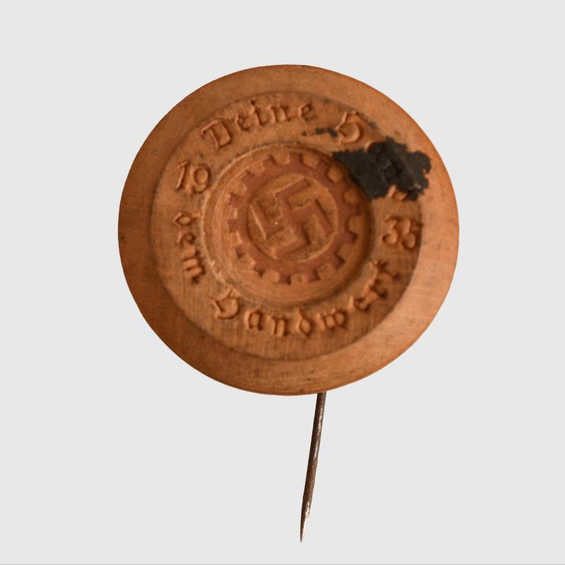 GERMAN WWII DAF WOODEN DAY BADGE.