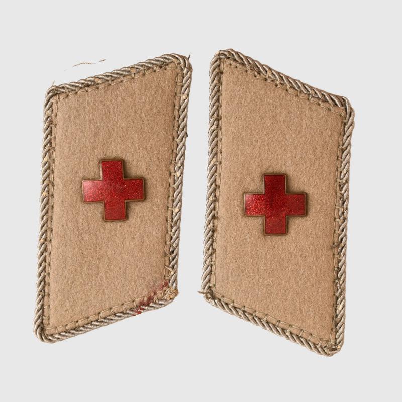 GERMAN WWII RED CROSS COLLAR PATCHES.