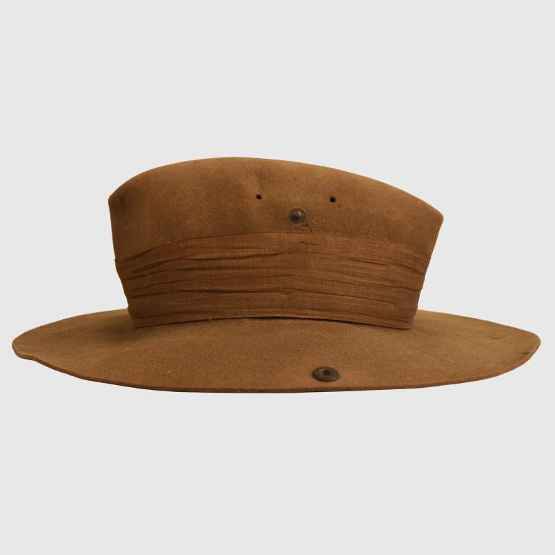 BRITISH WWII DUKE OF WELLINGTON’S CHINDITS HEADDRESS.