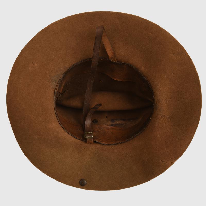 BRITISH WWII DUKE OF WELLINGTON’S CHINDITS HEADDRESS.