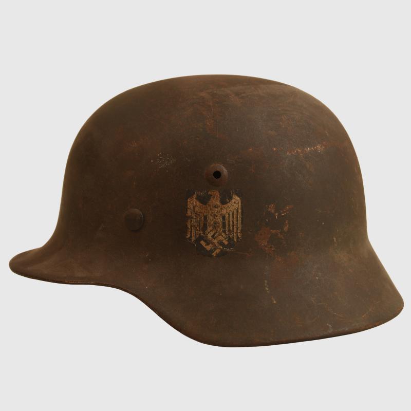 GERMAN WWII M35 SINGLE DECAL COMBAT HELMET.