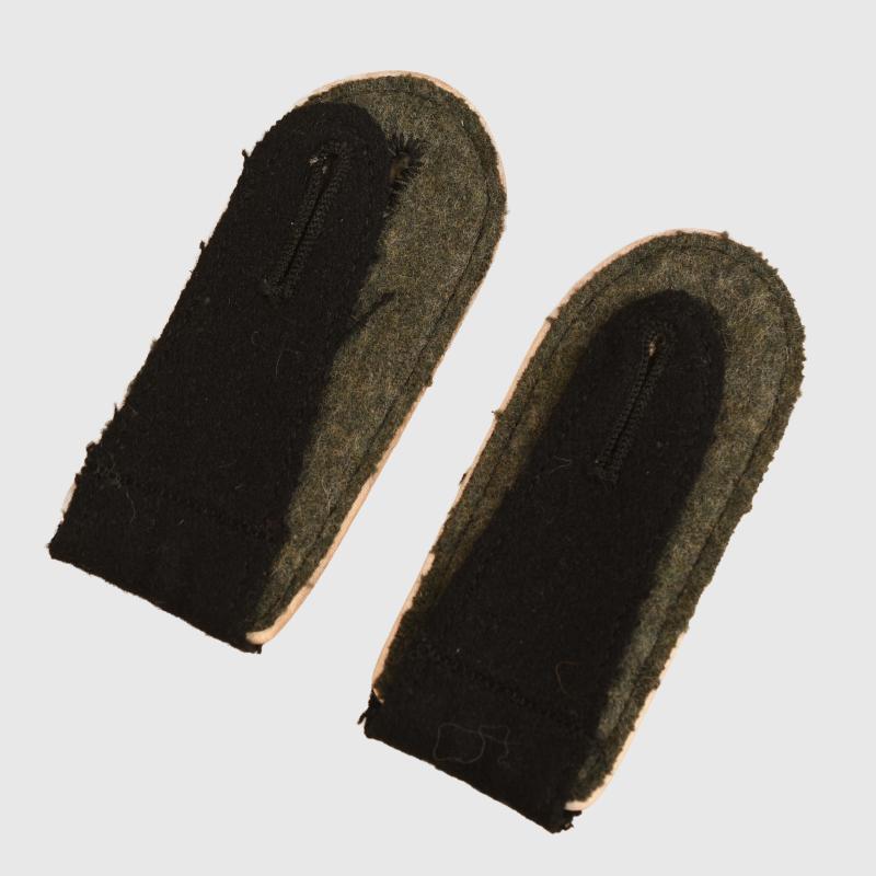 GERMAN WWII WAFFEN SS INFANTRY PIPED SHOULDER BOARDS.