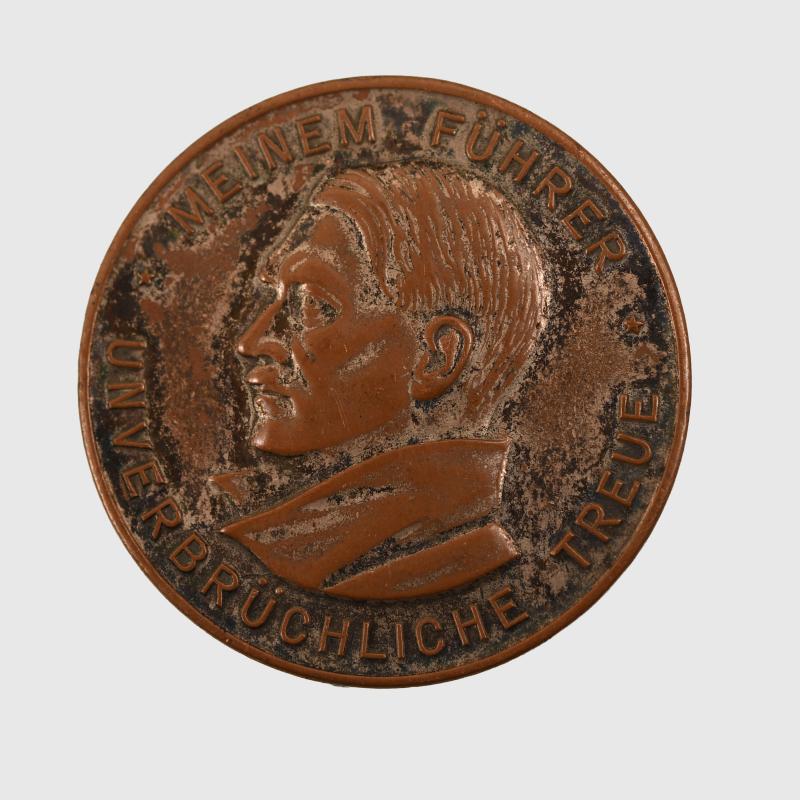 GERMAN WWII ADOLF HITLER BREAST BADGE.