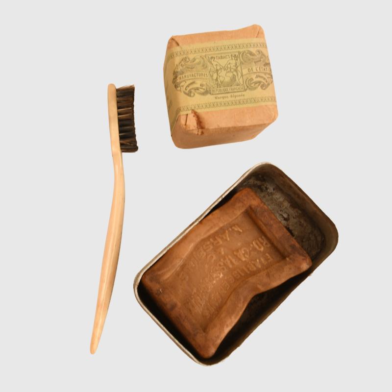 FRENCH WWI GROUPING OF SOLDIERS PERSONAL ITEMS.