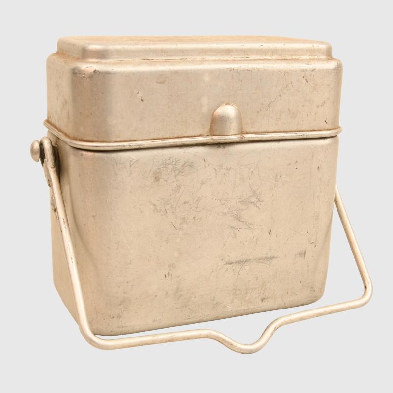 FRENCH WWII ALUMINIUM SOLDIERS MESS TIN SET.