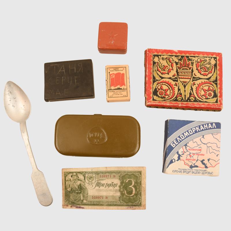 RUSSIAN WWII SELECTION OF SOLDIERS PERSONAL ITEMS.
