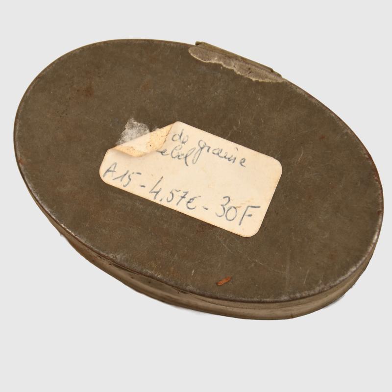 FRENCH WWII SOLDIERS PERSONAL KIT.