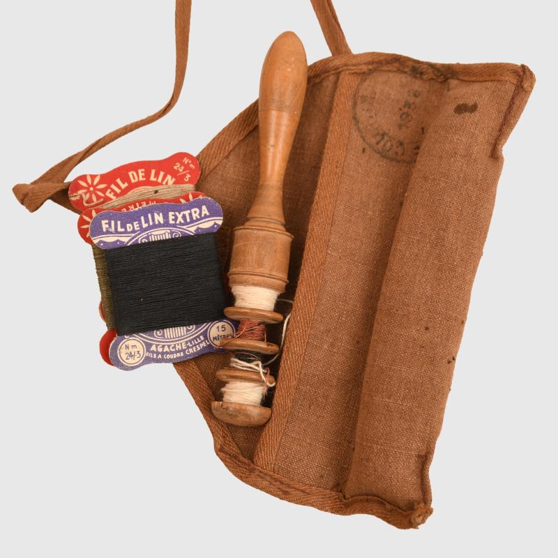 FRENCH WWII SOLDIERS PERSONAL KIT.