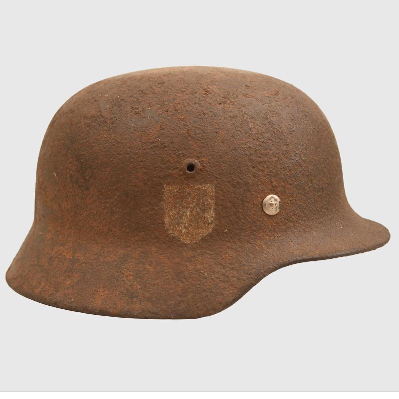 GERMAN WWII RELIC DOUBLE DECAL M35 SS HELMET AND RELIC BUCKLE.