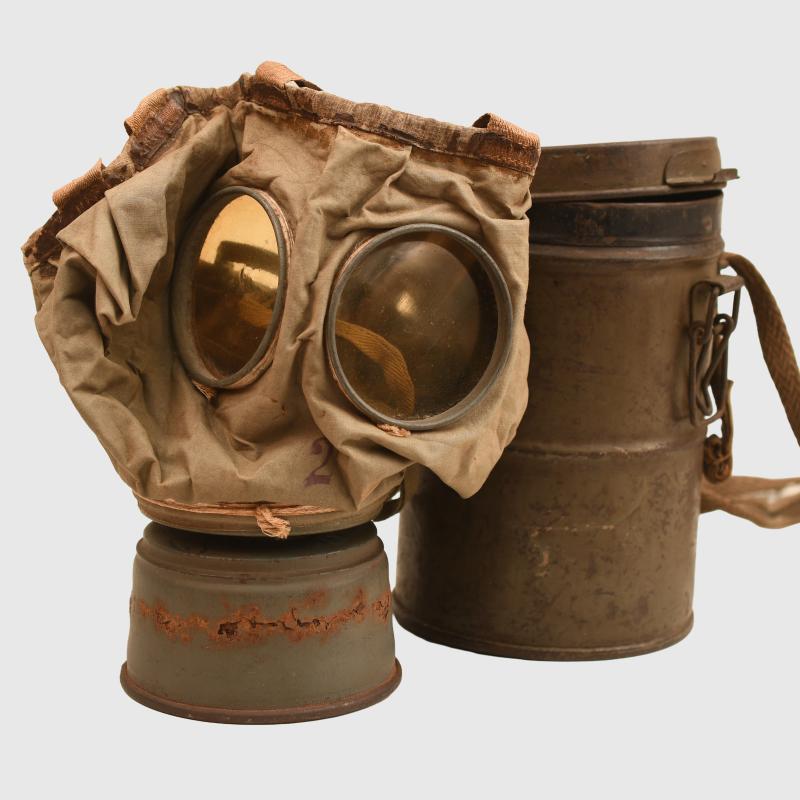 GERMAN WWI M.15 GUMMI GAS MASK.