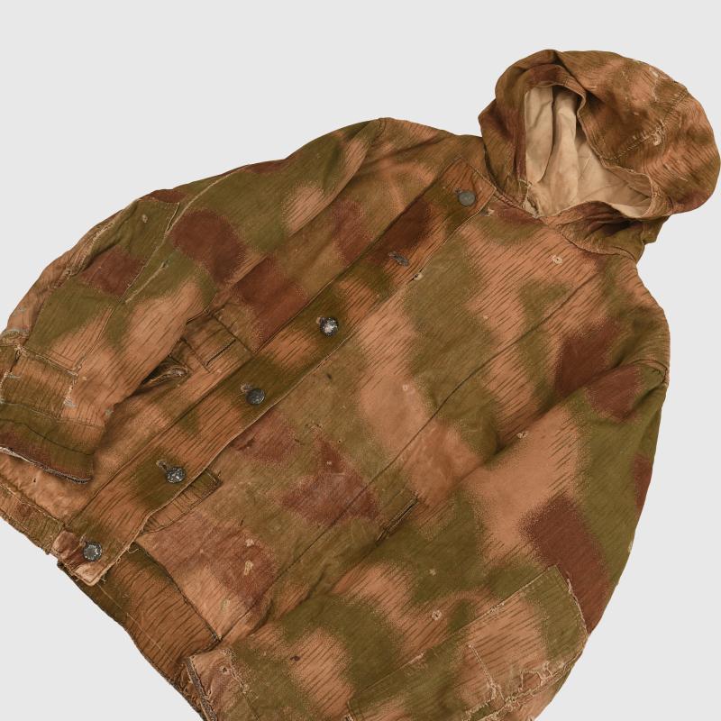 GERMAN WWII ARMY TAN AND WATER REVERSIBLE TO WHITE WINTER COMBAT PADDED JACKET.