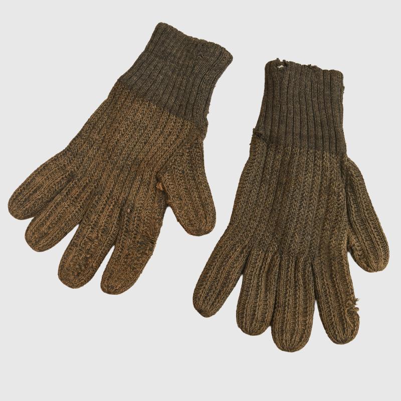 GERMAN WWII SOLDIERS WOOLLEN GLOVES.