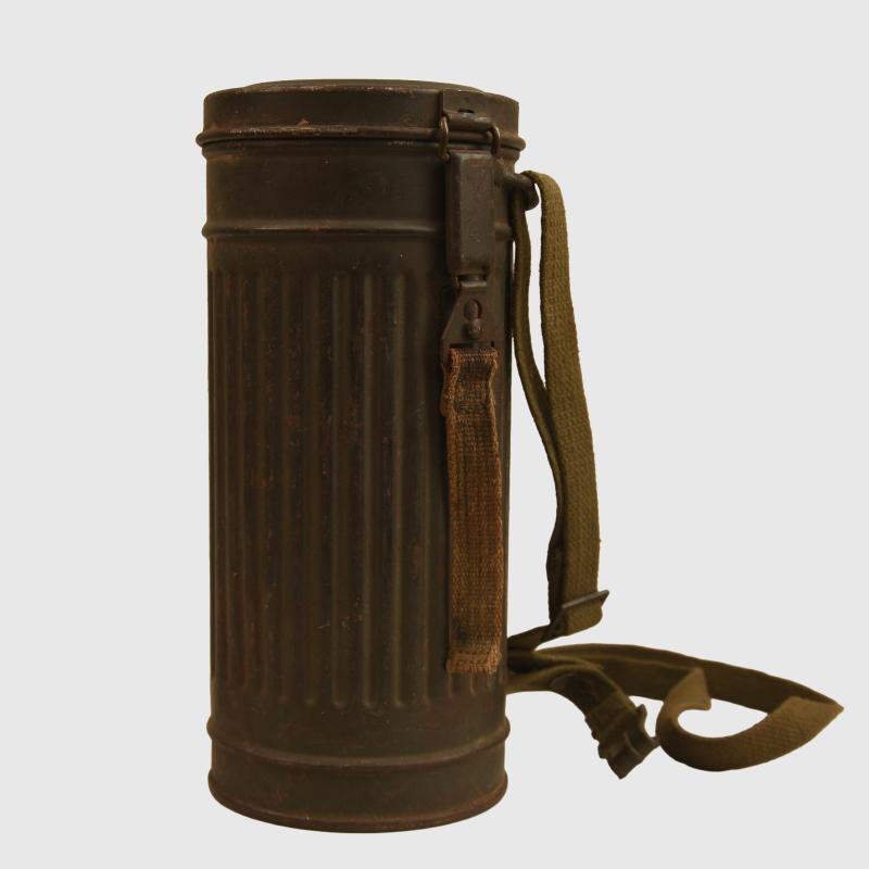 GERMAN WWII COMBAT GAS MASK CONTAINER AND STRAPS.