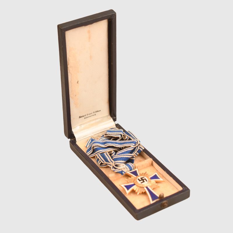GERMAN WWII MOTHERS CROSS IN GOLD, CASED.