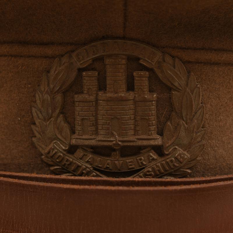 BRITISH WWII MID WAR PERIOD NORHAMPTONSHIRE REGIMENT OFFICERS VISOR CAP.