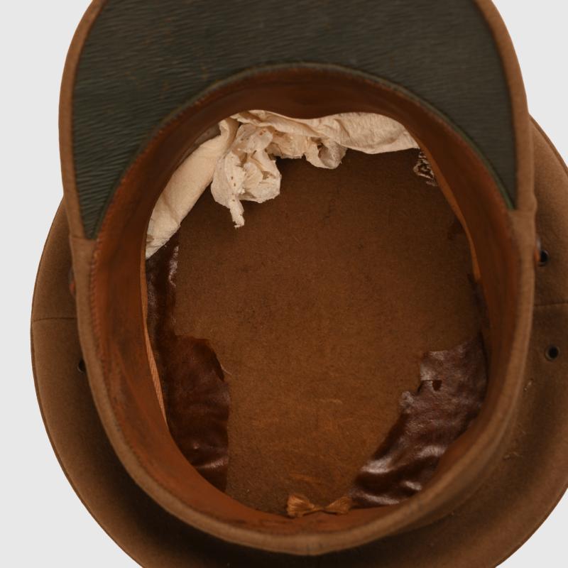 BRITISH WWII MID WAR PERIOD NORHAMPTONSHIRE REGIMENT OFFICERS VISOR CAP.