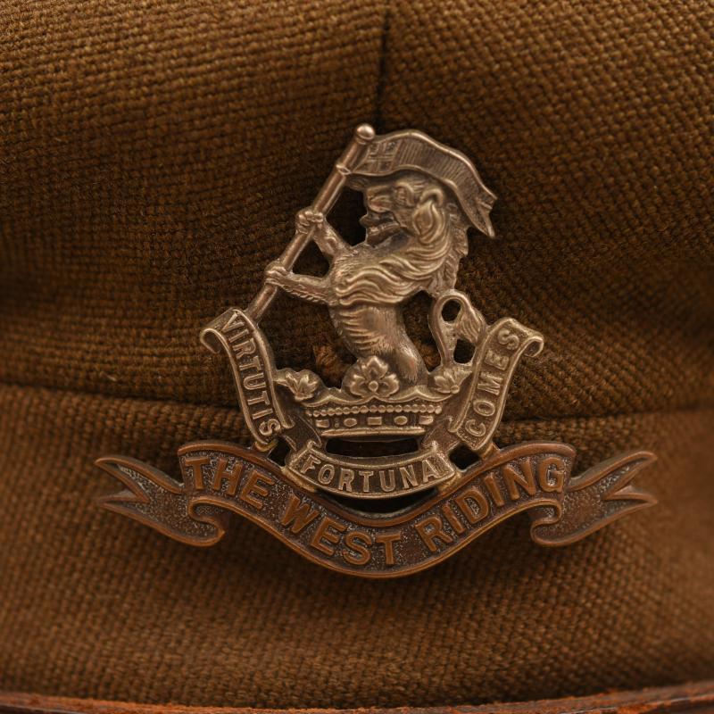 BRITISH WWII WEST RIDING REGIMENT OFFICERS VISOR CAP.