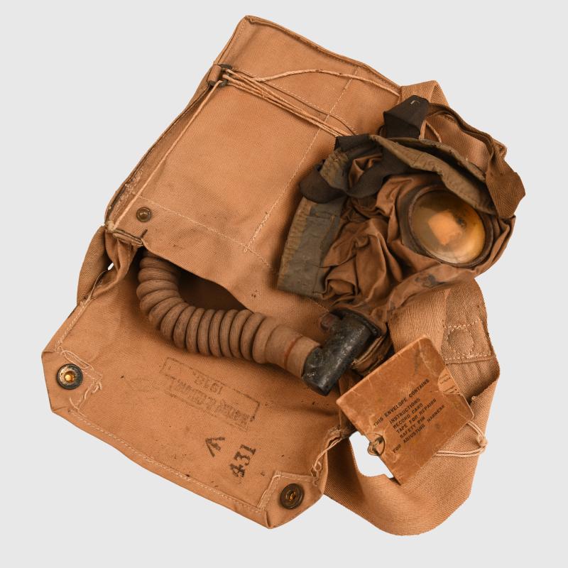 BRITISH WWI SOLDIERS GAS MASK.