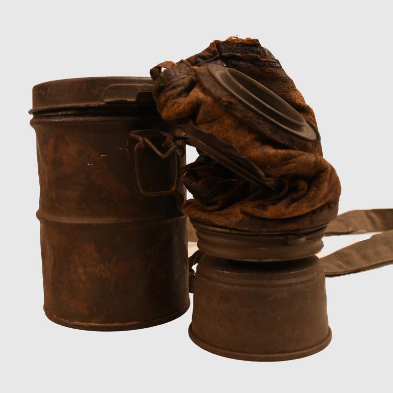 GERMAN WWI LEATHER FACED GAS MARK.