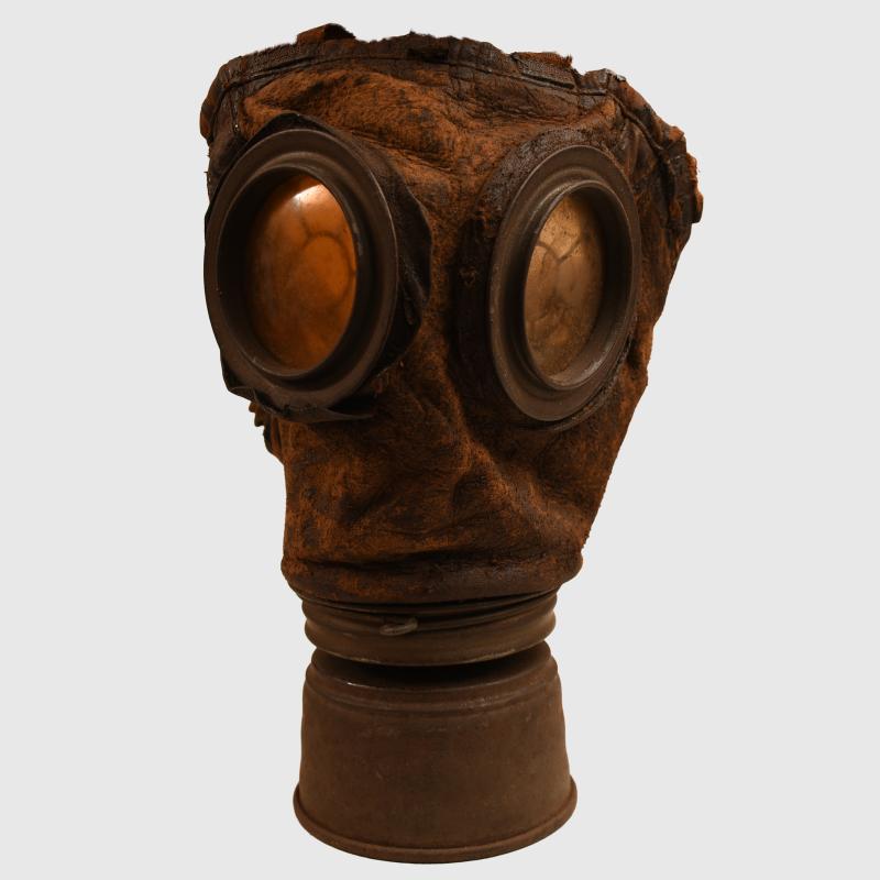 GERMAN WWI LEATHER FACED GAS MARK.