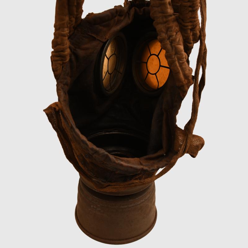 GERMAN WWI LEATHER FACED GAS MARK.