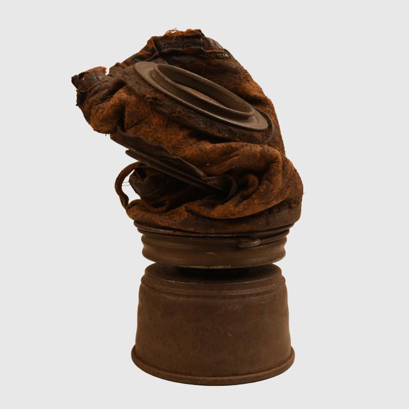 GERMAN WWI LEATHER FACED GAS MARK.