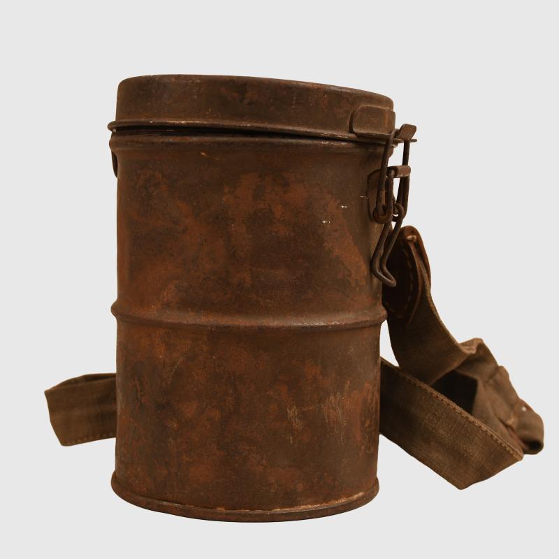 GERMAN WWI LEATHER FACED GAS MARK.