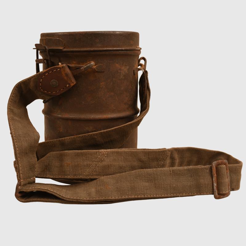 GERMAN WWI LEATHER FACED GAS MARK.