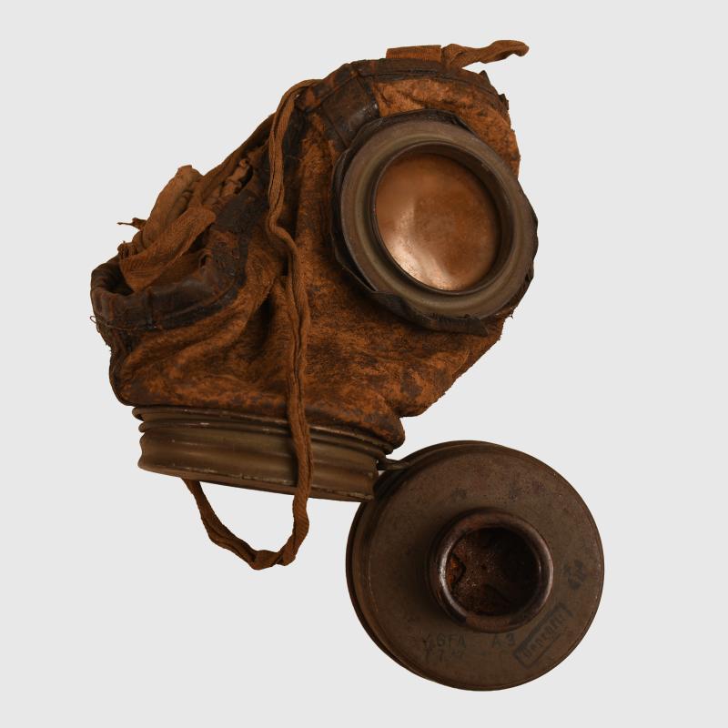 GERMAN WWI LEATHER FACED GAS MARK.