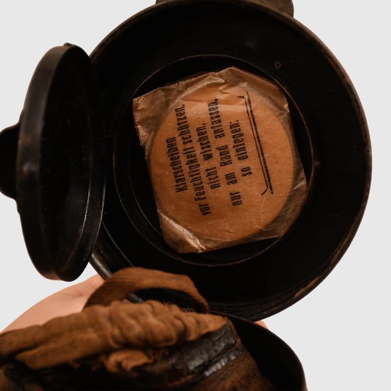 GERMAN WWI LEATHER FACED GAS MARK.