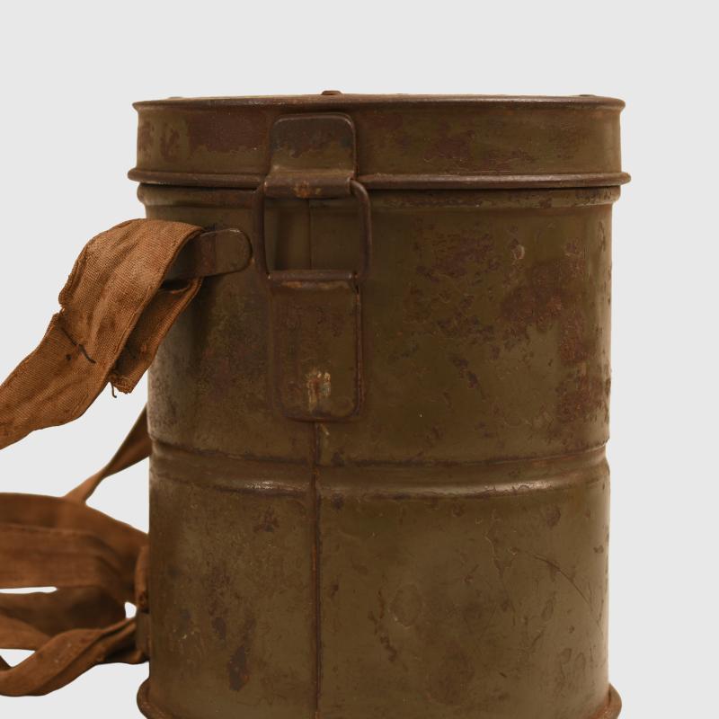 GERMAN WWI 1916 GUMMI MASK TIN AND STRAPPING.