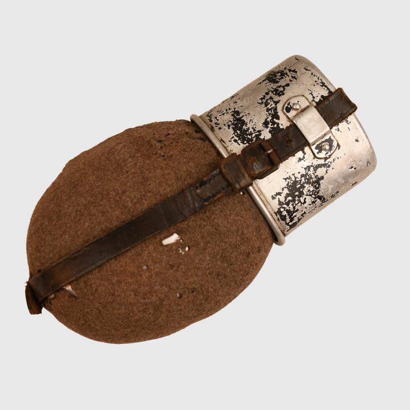 GERMAN WWII GERMAN ARMED FORCES WATER BOTTLE.