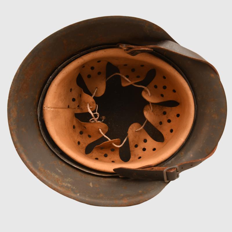 GERMAN WWII LUFTWAFFE M42 SINGLE DECAL COMBAT HELMET.