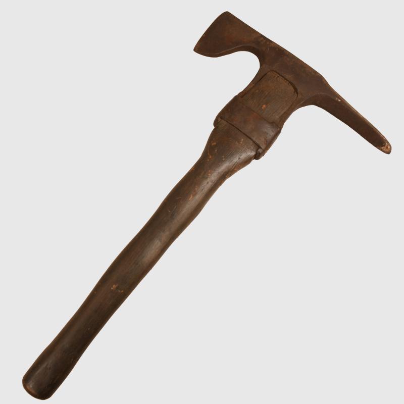GERMAN WWI PIONEER AXE.