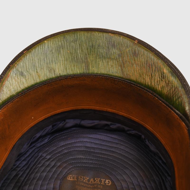 BRITISH WWII ROYAL NAVAL CAPTAIN AND ABOVE VISOR CAP.