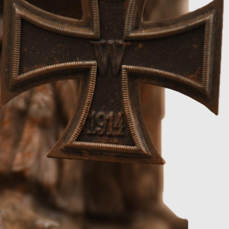 GERMAN WWI EAGLE ON A ROCK WITH IRON CROSS IN ITS BEAK CLOCK.