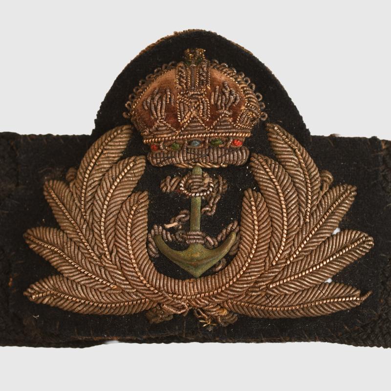 BRITISH WWII ROYAL NAVAL OFFICERS CAP BADGE ON ITS MOHAIR BAND.