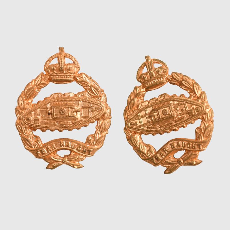BRITISH WWII TANK CORPS OFFICERS COLLAR BADGES IN GILDED METAL.