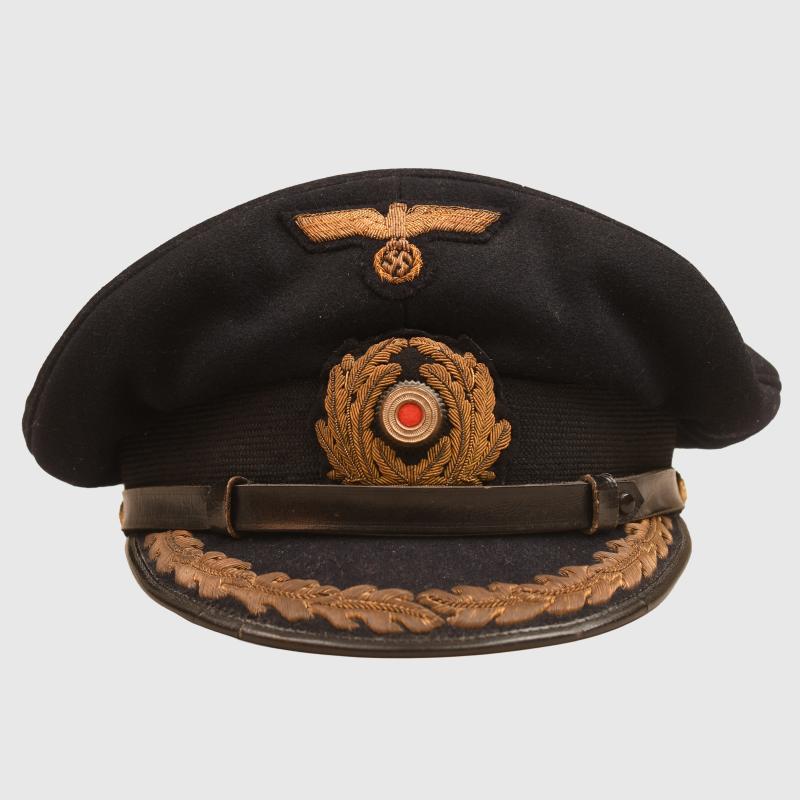 GERMAN WWII KRIEGSMARINE CAPTAIN AND ABOVE RANK VISOR CAP.