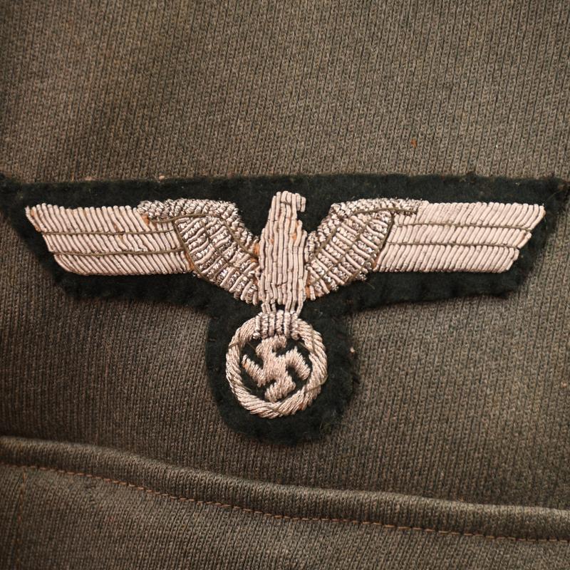 GERMAN WWII COMPLETE INFANTRY HAUPTMANN’S COMBAT TUNIC AND VISOR CAP WITH MEDALS ATTACHED AND BELT.