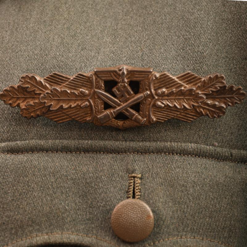 GERMAN WWII COMPLETE INFANTRY HAUPTMANN’S COMBAT TUNIC AND VISOR CAP WITH MEDALS ATTACHED AND BELT.