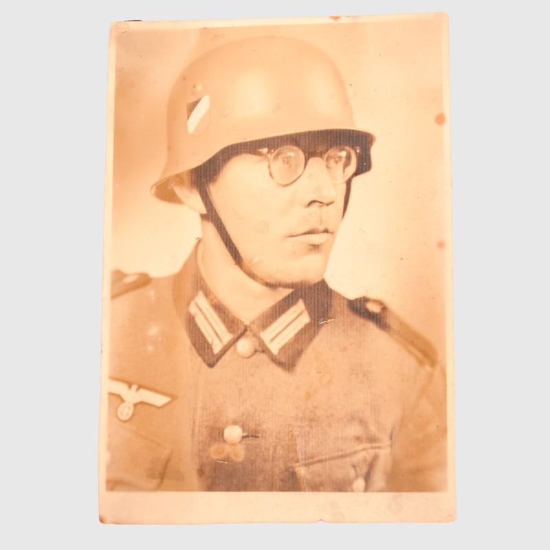 GERMAN WWII 30 PHOTOGRAPHS OF GERMAN ARMY, WAFFEN SS AND LUFTWAFFE TROOPS IN MAINLY COMBAT SITUATIONS.