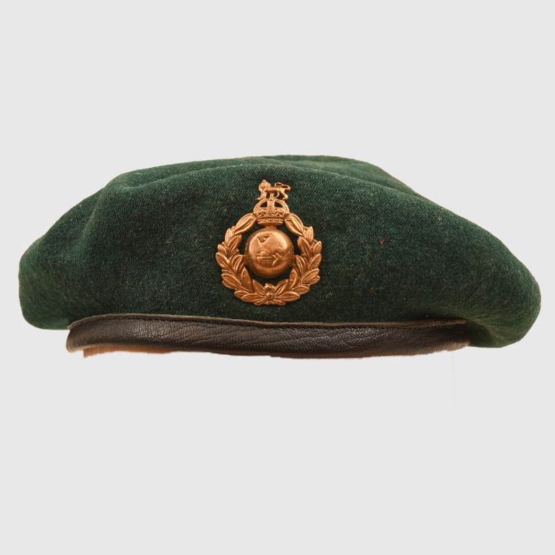 BRITISH WWII ROYAL MARINE COMMANDO BERET AND ARTEFACTS.
